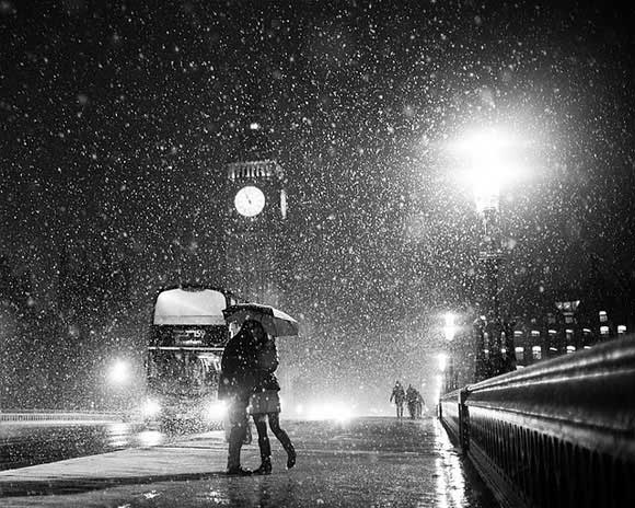 London When it Snows - Big Ben and Lovers